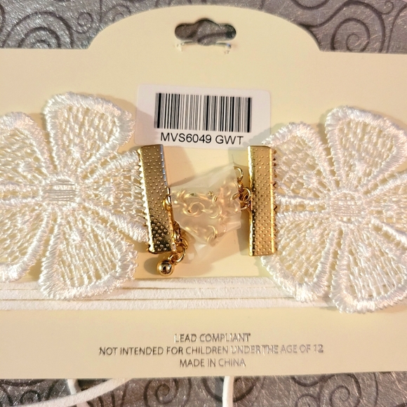 NWT Mia Collection White Floral Lace Necklace Chocker - Picture 3 of 3